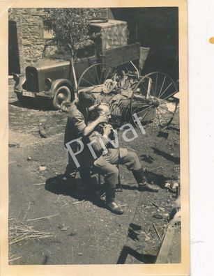 Foto WK II Wehrmacht Soldaten Friseur Haare schneiden L1.22