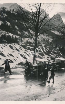 Foto Wanderer Autos Winter Vergnügen Schneeball Schlacht ca.1930 L1.13