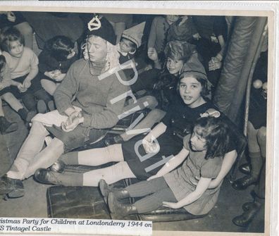 Foto WK II H: M: S Tintagel Castle Weihnachtsparty Kinder 1944 Londonderry L1.77