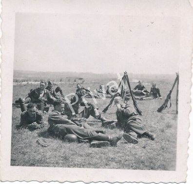 Foto WK II Wehrmacht Soldaten Gewehre Pause Rast L1.02
