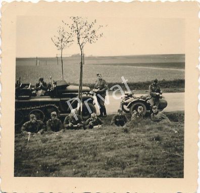 Foto WK II Wehrmacht Soldaten Fahrzeug Rast Straßengraben L1.04