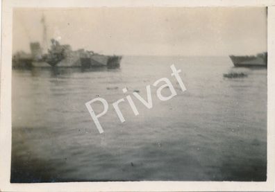 Foto WK II Rettung Überlebende der H. M. S. Juno Mittelmeer vor Kreta L L1.76