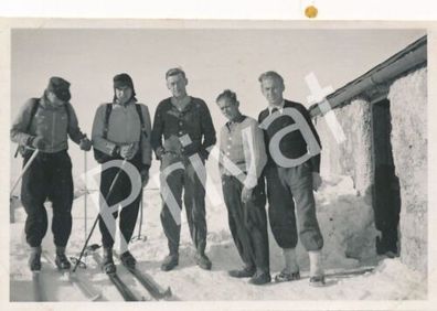 Foto WK II Italien 1947 Wehrmacht Artillerie Regiment Kameraden Ski Urlaub L1.51