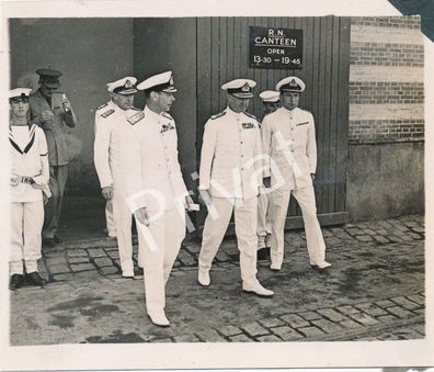 Foto WK II König Georg VI mit Admiral Cunningham Offiziere Marine Kantine L1.76
