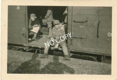 Foto WK II Soldaten im Güterwagon E1.80