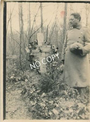 Foto WK I Soldat am Grab seines Kameraden E1.45