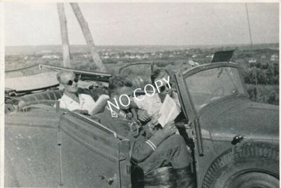 Foto WK II Soldaten lesen im Cabrio KFZ Auto E1.46