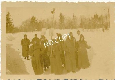 Foto WK II Soldaten mit Schneeschaufel E1.44
