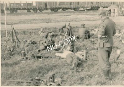 Foto WK II Ostfront Balkan Soldaten bei der Rast Bahnhof E1.17