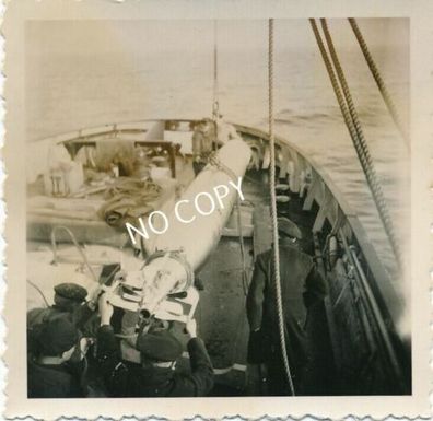 Foto WKII Schiff der Kriegsmarine auf See Torpedo geladen E1.35