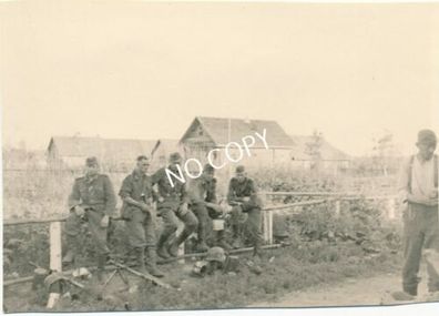 Foto WK II Ostfront Soldaten bei der Rast Vormarsch E1.17