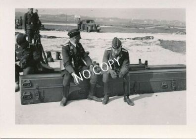 Foto WK II Soldaten Luftwaffe warten auf Transport Geschütze & Waffen Kiste E1.4