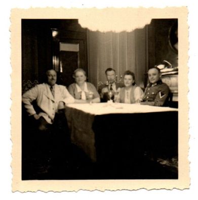 Altes Foto Familie sitz am Tisch mit Deutschen Soldat Wehrmacht Offizier ca 1938