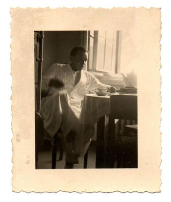 Altes Foto Mann sitzt am Tisch ca 1930 Kaffee Tee Trinken auf AGFA Fotopapier