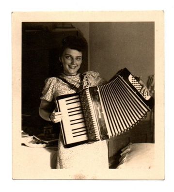 Altes Foto Junge Frau Spielt Akkordeon ca 1930 Musik Vintage auf Leonar Fotopapier