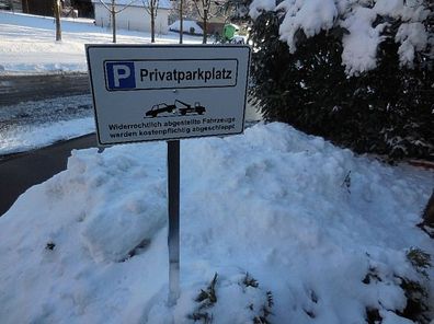 Parkplatzschild Privatparkplatz mit eigener Kfz. Nr. oder Wunschtext mit Erdstab