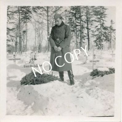 Foto WK II Soldat am Grab seines Kameraden H1.65
