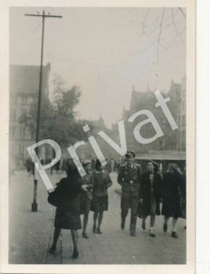 Foto WK II Wehrmacht Soldat mit Gattin Spaziergang Danzig Gdansk Polen H1.44