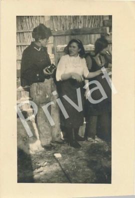 Foto WK II Wehrmacht Soldat mit Frauen im Dorf Bauernhaus Ostfront H1.14