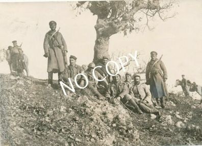 Foto WK I Mazedonische Infanterie mit Franz. Gefangenen POW Mazedonien H1.15