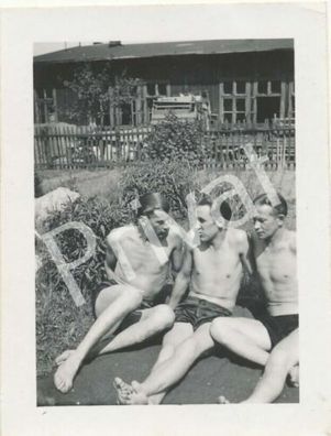 Foto WK II Soldaten halbnackt nude Badehose Freizeit Garten H1.14