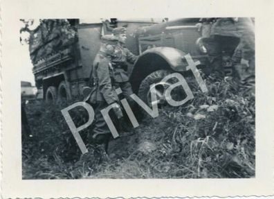 Foto WK II Wehrmacht Fahrzeuge LKW steckt fest Soldaten H1.0