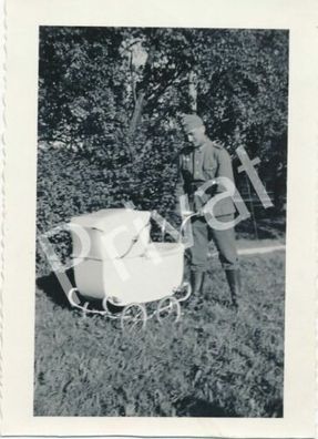 Foto WK II Soldat mit Kinderwagen Heimaturlaub 1936 H1.0