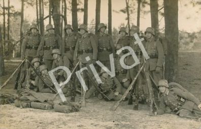 Foto PK WK II Wehrmacht Soldaten Stahlhelm Gewehre Gruppenfoto H1.44