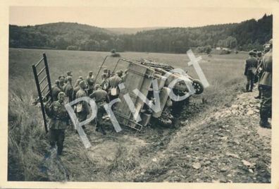 Foto WK II Wehrmacht Übung Sindelfingen umgekippter LKW Soldaten H1.0