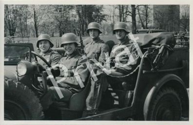 Foto WK II Wehrmacht Soldaten Wachtposten im offenen Fahrzeug H1.0