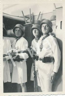 Foto WK II Soldaten auf der Stube Gewehre Stahlhelm H1.0