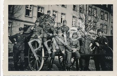 Foto WK II 10. Kompanie Infanterie Regiment 14 vor Kaserne H1.05