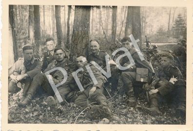 Foto WK II Wehrmacht 10. Kompanie Infanterie Regiment 14 Soldaten Rast H1.05