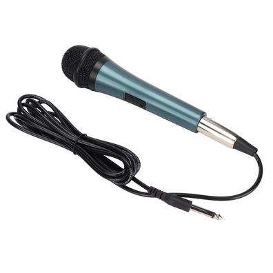 Dynamisches Kabel-XLR-Mikrofon. Handmikrofon-Unterstützung
