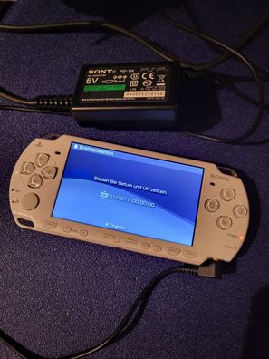 PSP 2004 Ceramic White mit Ladegerät und 8 GB Memory Stick