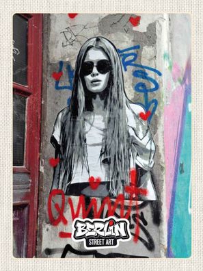 Holzschild 30x40 cm - Berlin schwarz weiß Graffiti Frau