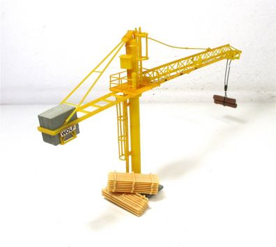 Fertigmodell H0 Kibri Kran mit Holzstapeln