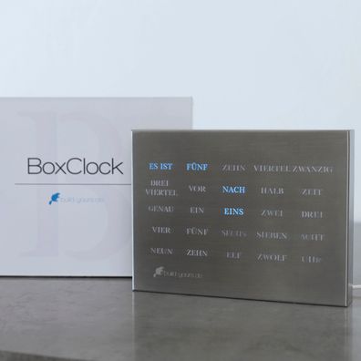 BoxClock Edelstahl - Die Wortuhr für den Schreibtisch - LED Tischuhr