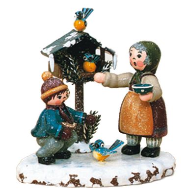 Hubrig Volkskunst 'Winterkinder - Vogelfütterung 9cm'