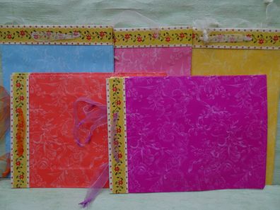 10 stabile Geschenktüten Schleifenband rosa-blau-flieder-orange-gelb Blumenbordüre