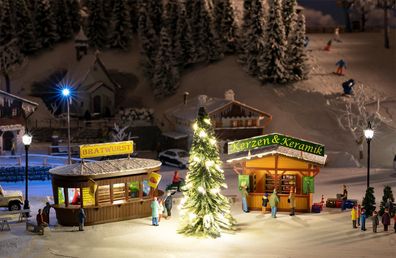 Faller H0 134002 - 2 Weihnachtsmarktbuden mit beleuchtetem Weihnachtsbaum
