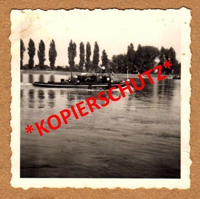 Privatfoto Privataufnahme schwarz/ weiß Schlepper Motorschlepper Rhein 30/40er Jahre