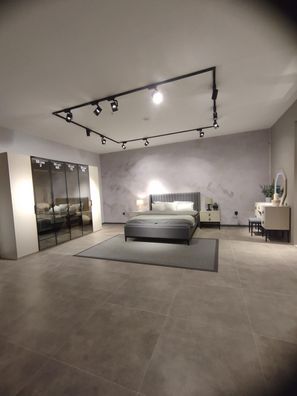 Designer Schlafzimmer Set Bett 2x Nachttische Kleiderschrank Neu und Luxuriös