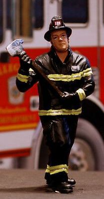 77511 American Diorama Holding Axe Feuerwehr Polizei 1:24