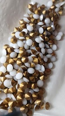 Swarovski® Chaton Vintage White Alabaster Gold Foiled SS29