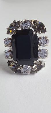 9879 Vintage Ring made with Swarovski Kristallen 30x22mm