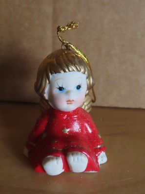 Figur Engel mit rotem Kleid goldfarbene Haare sitzt