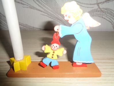 Erzgebirge alter Kerzenhalter, Leuchter -Flachfigur-Engel mit Spielzeug