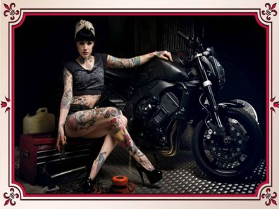 Holzschild 30x40 cm - Motorrad Biker Girl Pinup Frau Tattoo