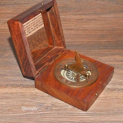Kompass mit Sonnenuhr in einer Holzkiste, Vintagedesign, Gilbert & Sons Art.-Nr.12150